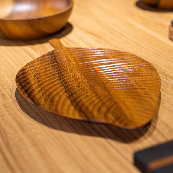 NATURE INSPIRED DINING Wooden Plate